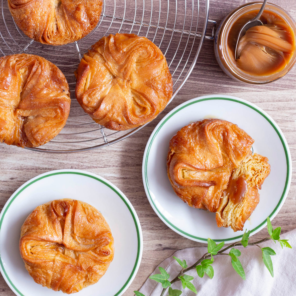 Charger l'image dans la galerie, Boite de 4 Kouign Amann Caramel
